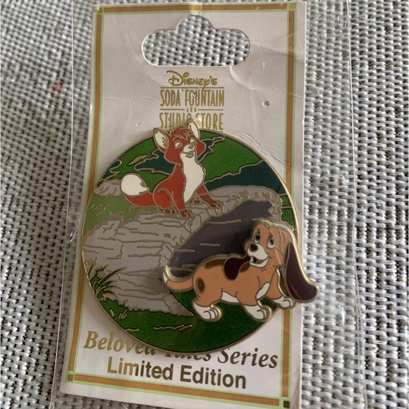DISNEY DSF BELOVED TALES FOX AND THE HOUND PIN LE 300 ON CARD